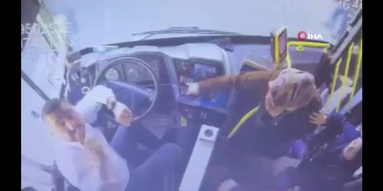 VİDEO - Belediye otobüs şoförü ile polis memuru arasında kavga çıktı