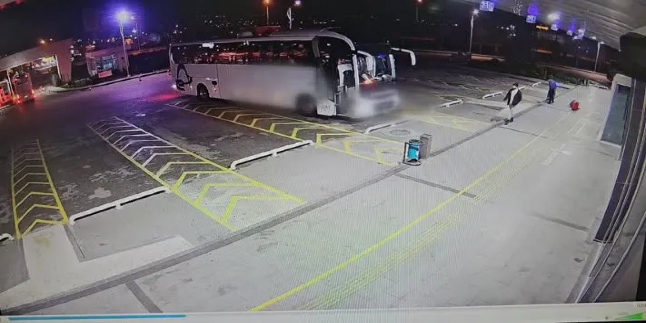 VİDEO - Bir yolcu, otobüs muavini tarafından darbedildi