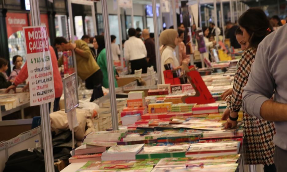 Siirtliler kitap fuarına akın etti
