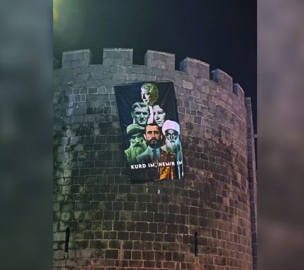 Diyarbakır Surlarına Kürt büyüklerinin pankartı asıldı