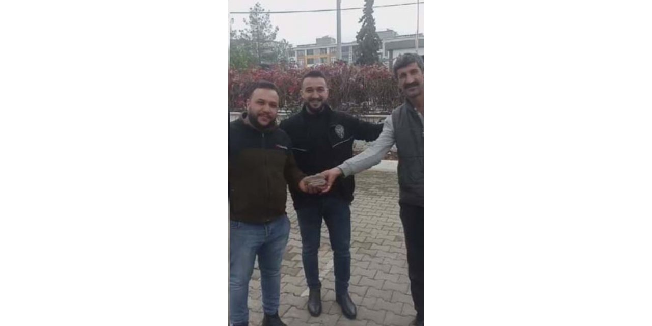 Yerde bulduğu 30 bin TL’yi sahibine teslim etti