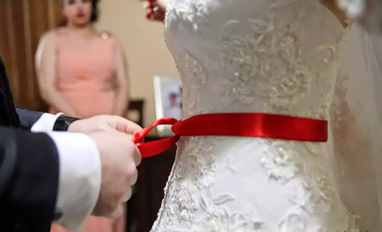 GELİNLİK ÜZERİNE BAĞLANAN KIRMIZI KUŞAK