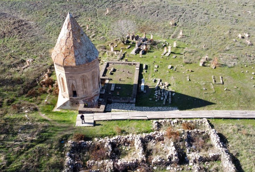 Sandukalı mezar ortaya çıkarıldı
