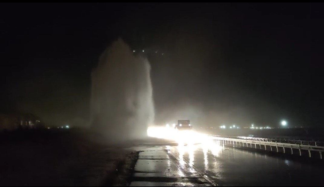 Boru hattı patladı caddeler sular altında kaldı