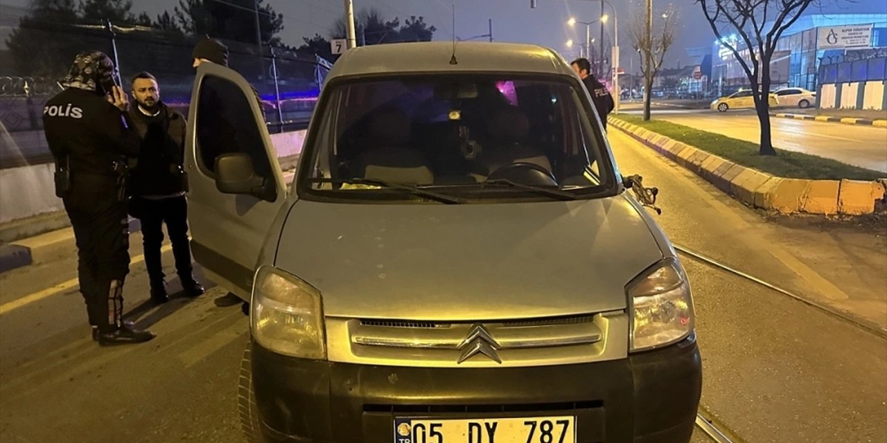 Motosikletteki yunus polisler, hafif ticari araçla çarpıştır