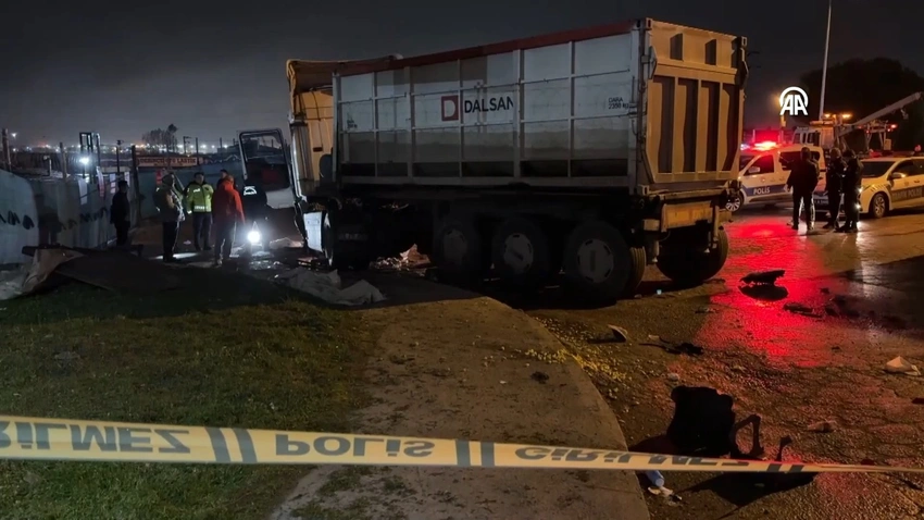 Yol kenarında yemek yiyenlerin arasına tır daldı