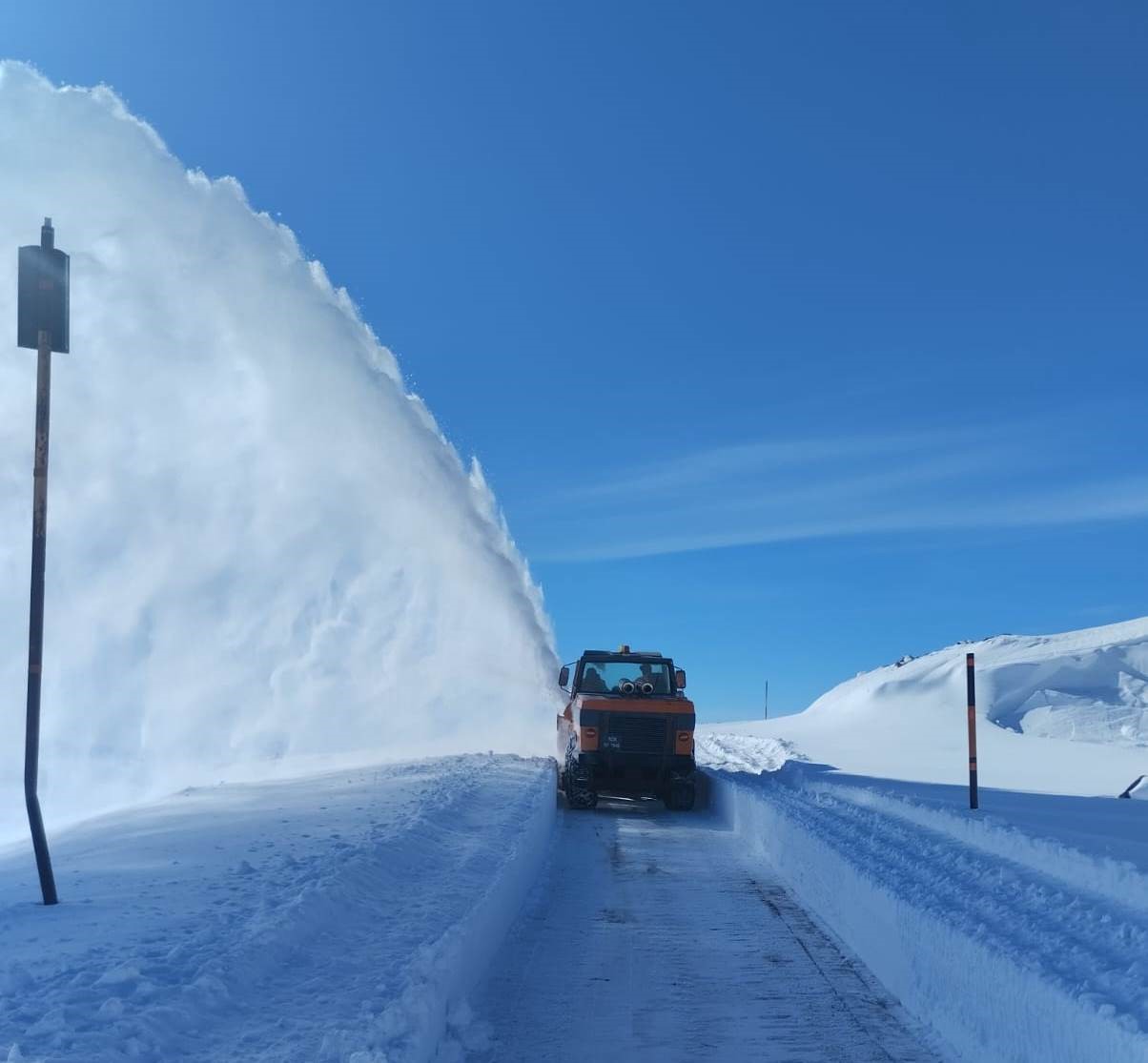 Van'da kardan kapanan yollar açılıyor
