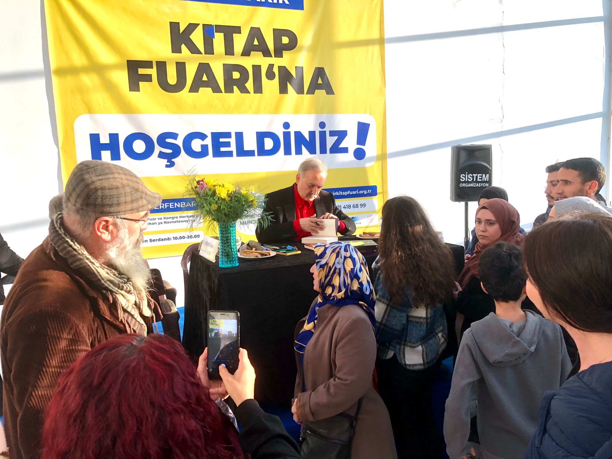 Murathan Mungan’ın imza gününde izdiham