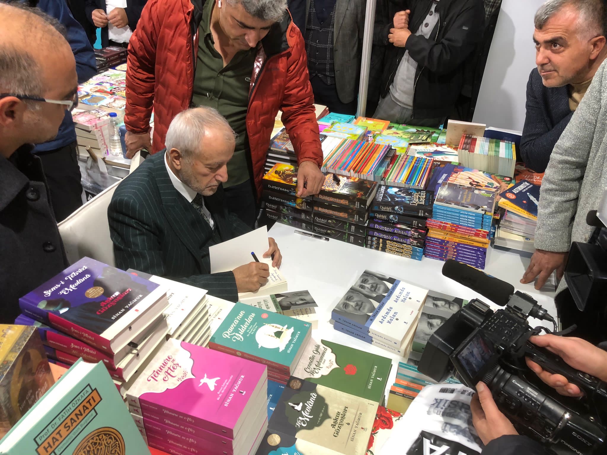 M.İhsan Arslan kitabını imzaladı