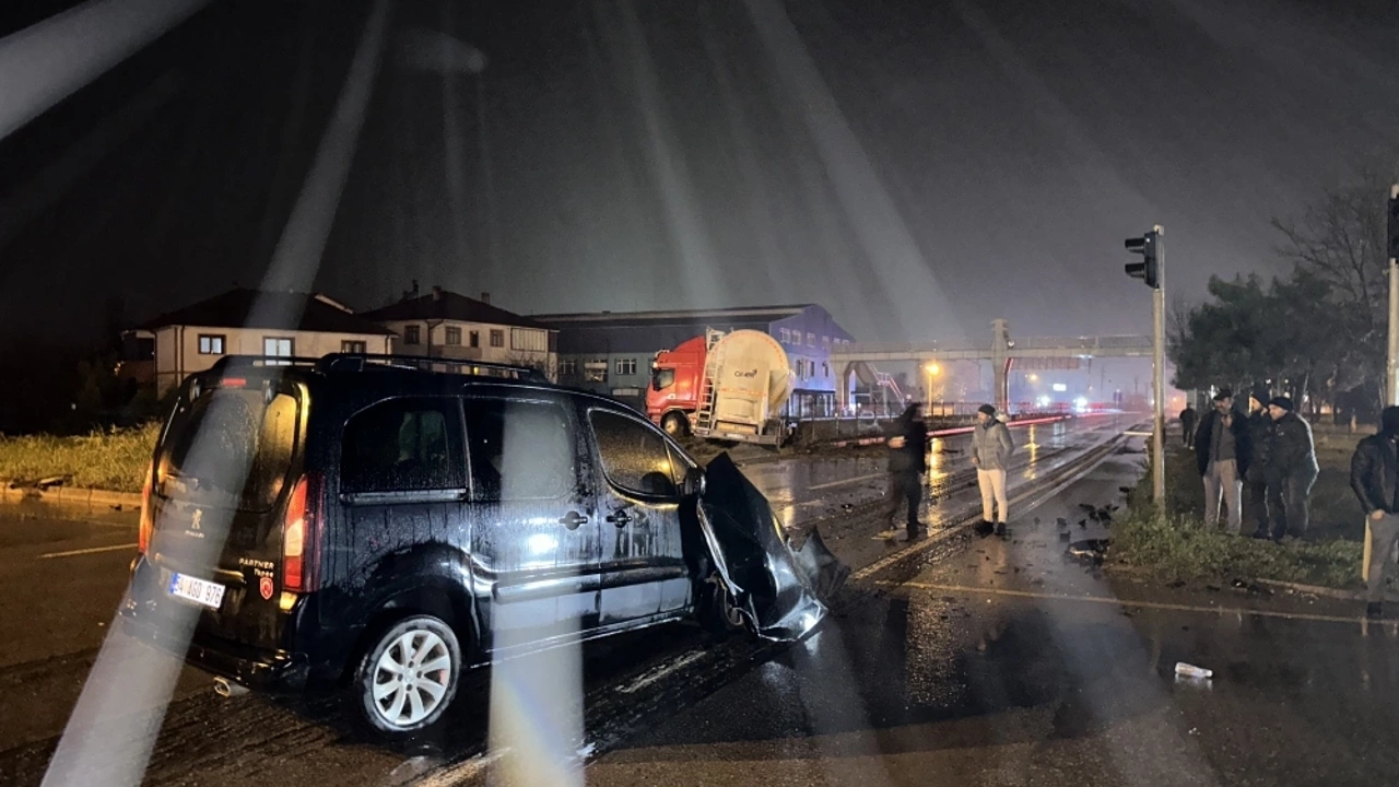 Araç-TIR çarpışması, 2 yaralı