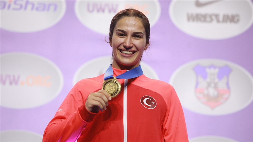 Buse Tosun Çavuşoğlu, dünyada en iyi kadın güreşçi