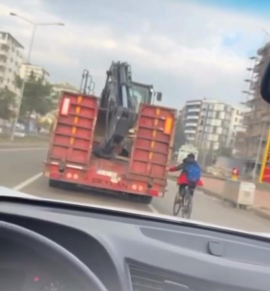 Batman'da tıra tutunan bisiklet sürücüsü kazaya davetiye çıkardı