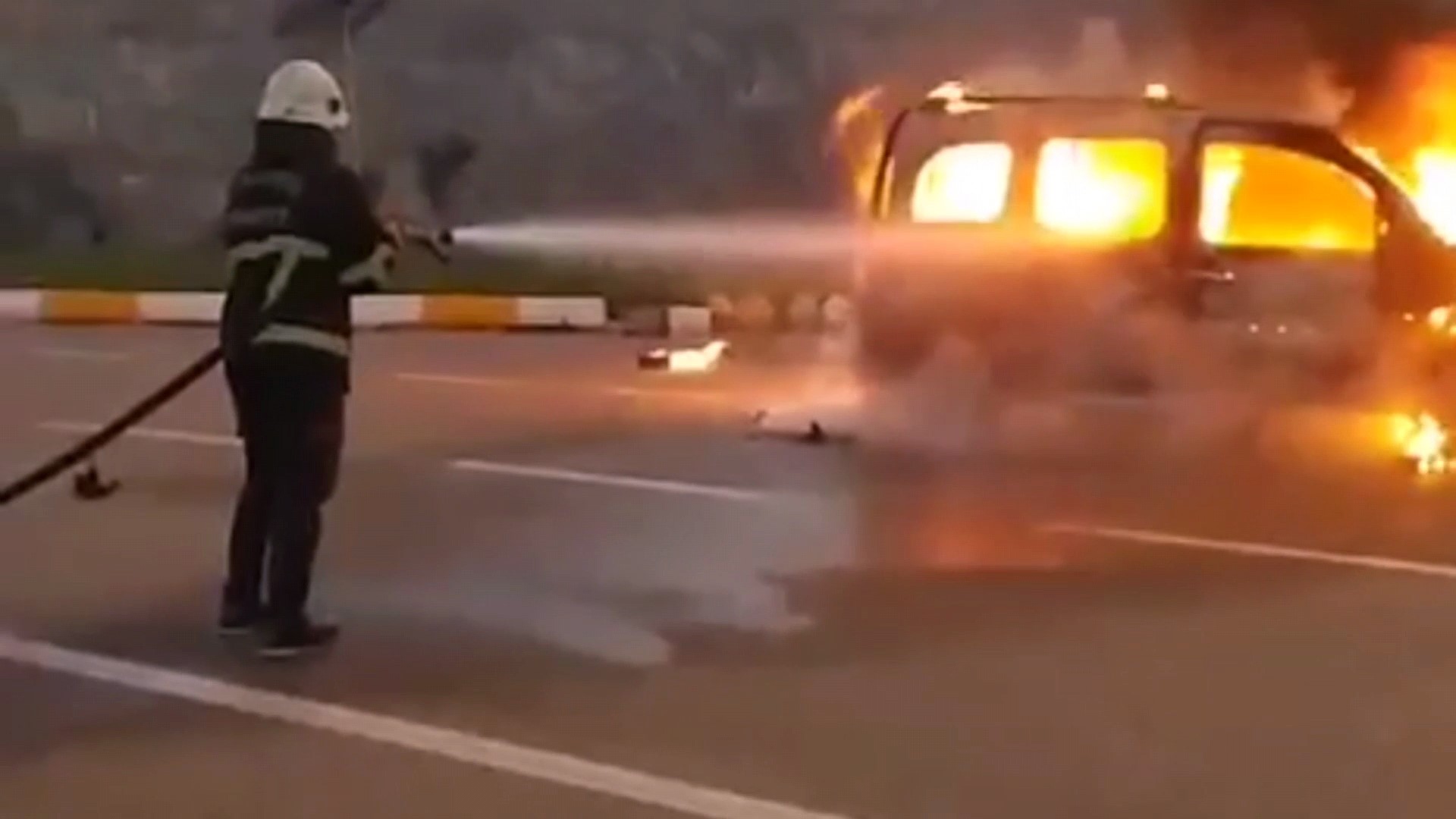 Seyir halindeki otomobil alev aldı