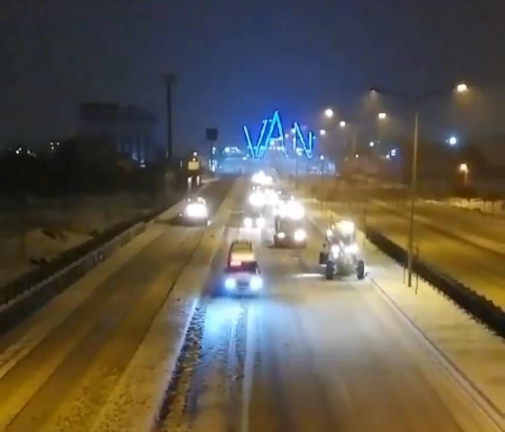 Karayollarında kar mesaisi