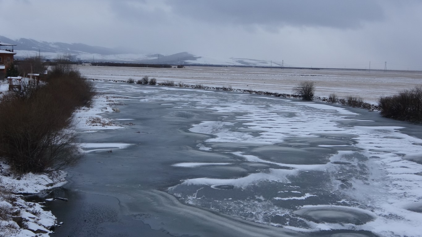 Kura Nehrinin yüzeyi dondu