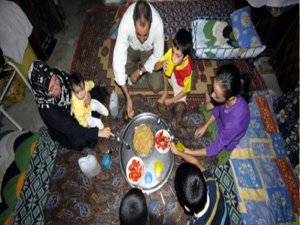 Bin 158 lirası olmayan 4 kişilik aile aç!