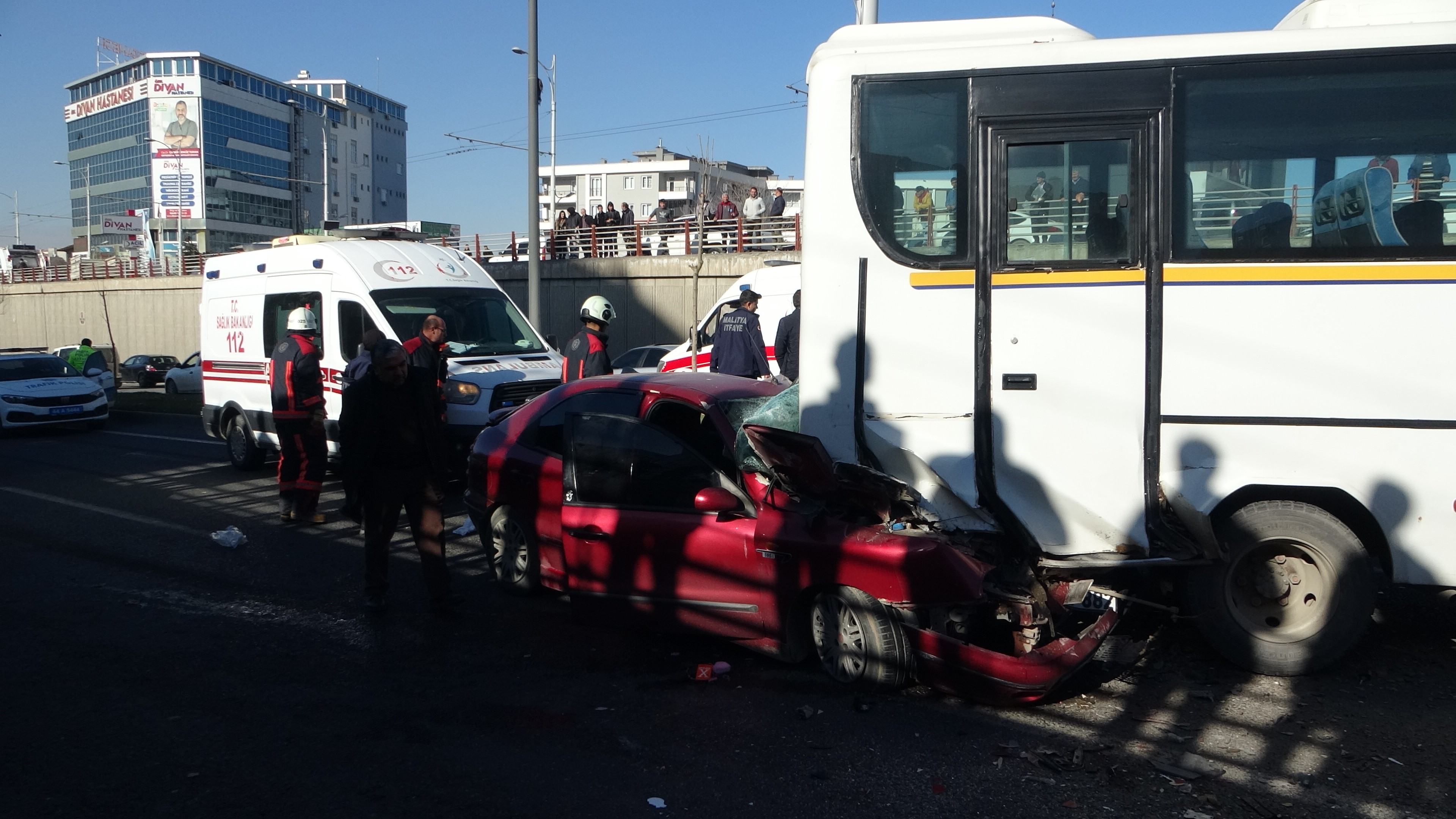 Çarptığı araca ok gibi saplandı