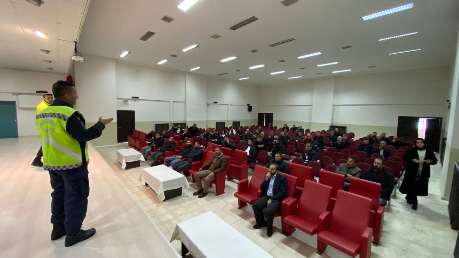 Öğrenci ve servis şoförlerine trafik eğitimi