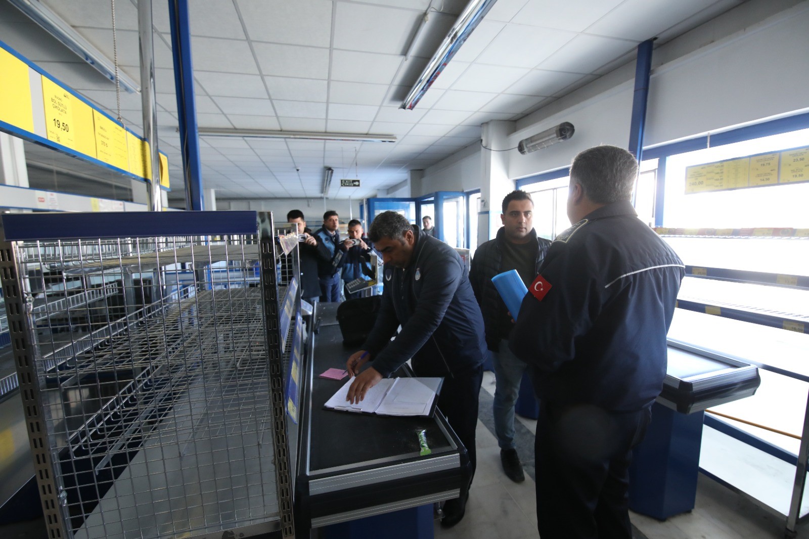 Kaldırımı işgal eden O markete mühür !