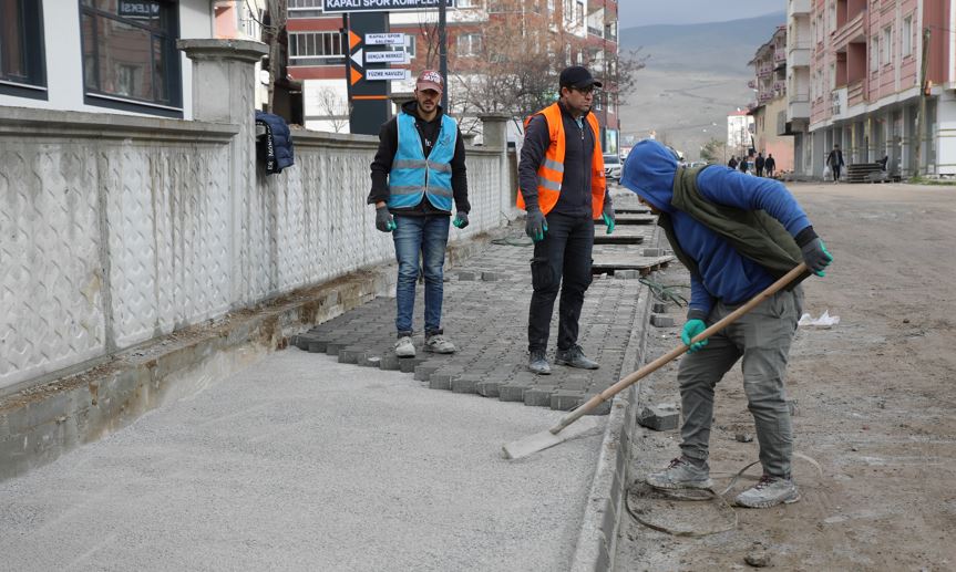 Muradiye'de yol ve kaldırım çalışması