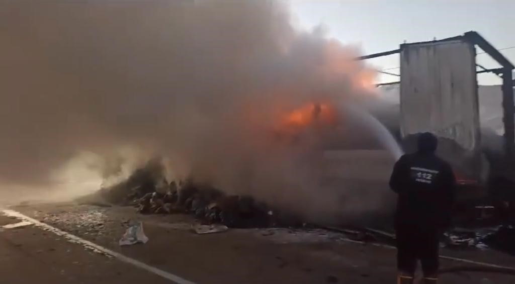 Alev alan TIR küle döndü