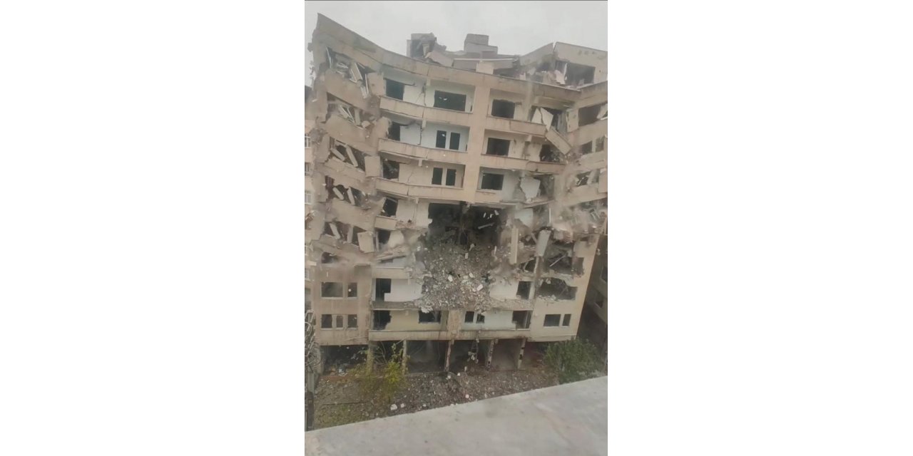 Diyarbakır’da ağır hasarlı bina çöktü