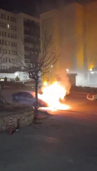 Otomobil alev alev yandı