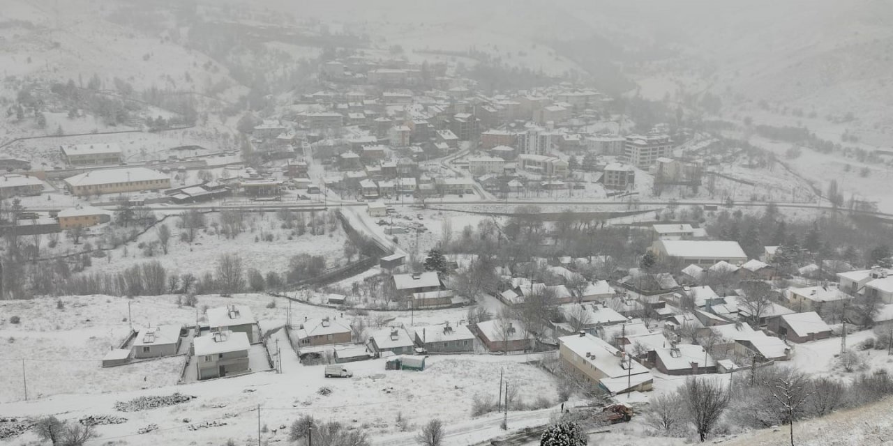 Tunceli’de kar yol kapattı