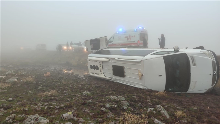 Öğretmenleri taşıyan servis aracı devrildi, yaralılar var