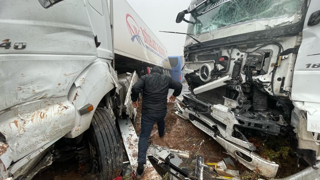 Urfa'da otobüs ve 2 TIR çarpıştı: 1 ölü, 9 yaralı