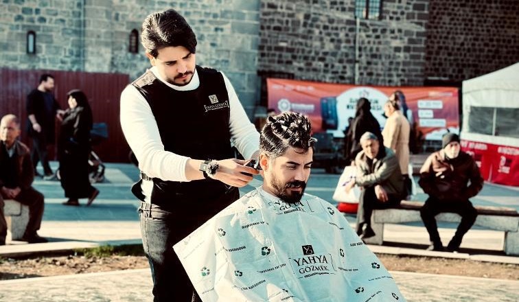 VİDEO - Tarihi Ulu Cami önünde saç şov!