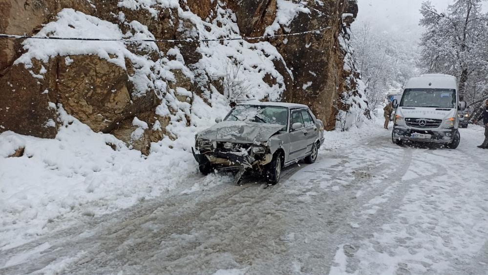Dersim'de kar yağışı trafik kazasına neden oldu