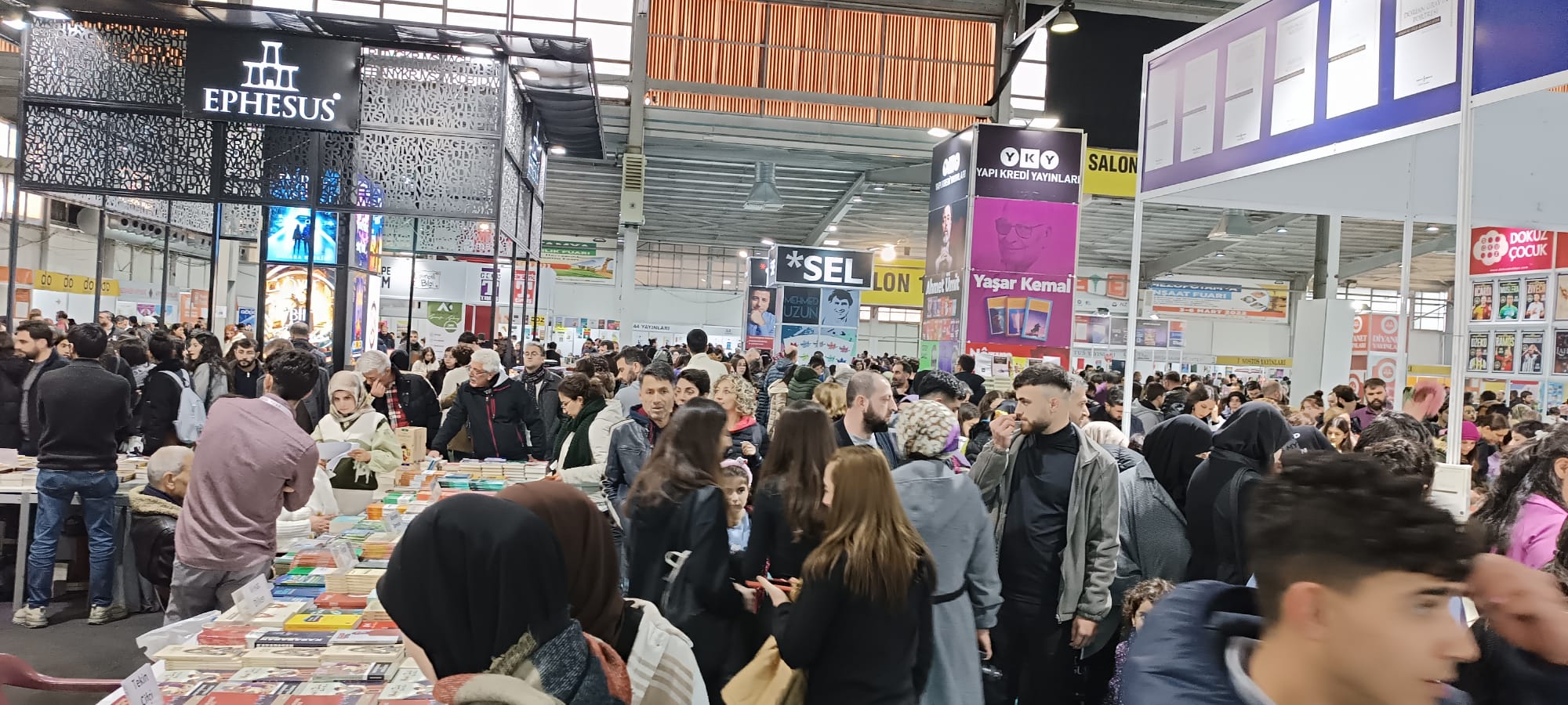 VİDEO - Kitap fuarında cumartesi izdihamı