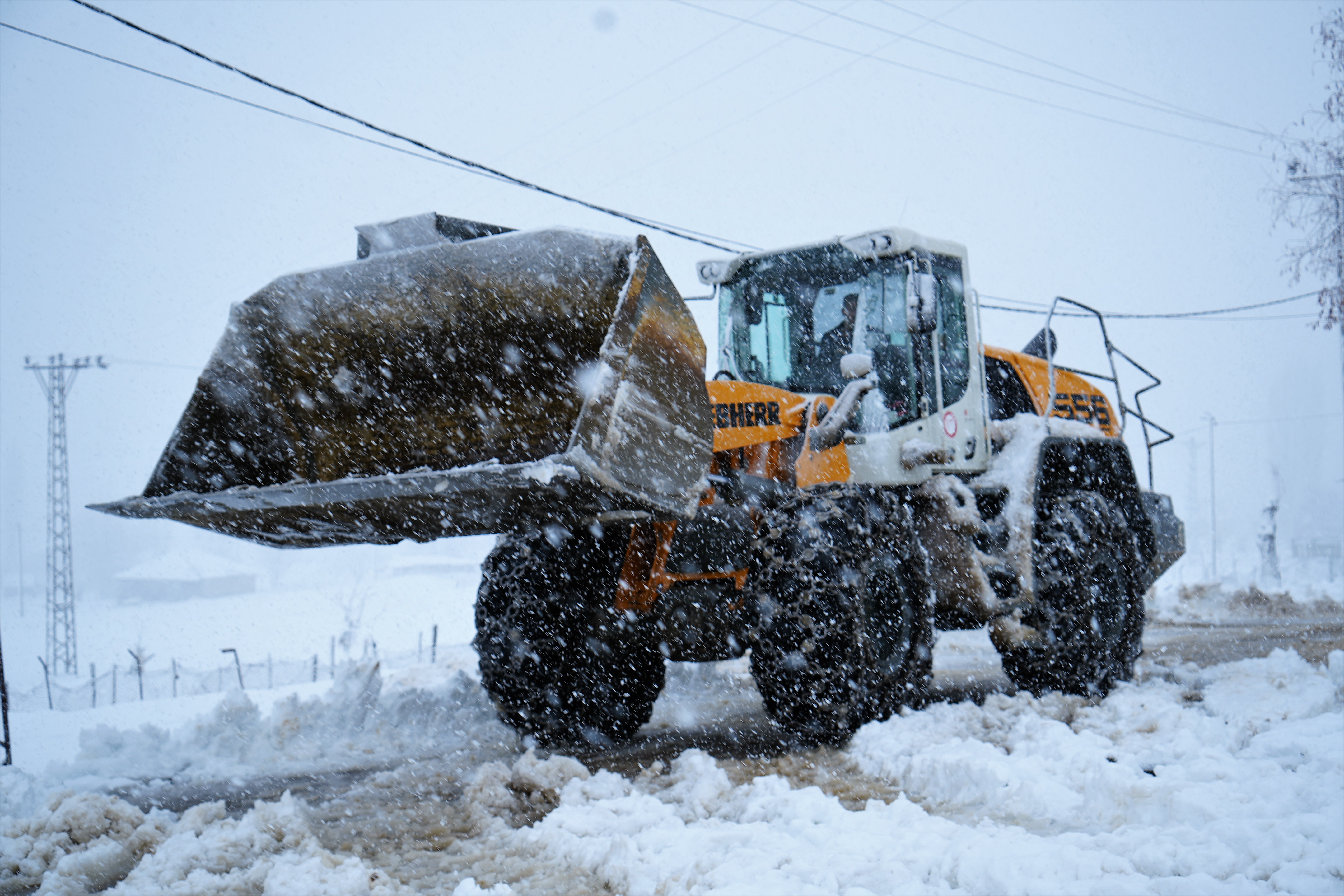 Muş’un köy yollarında kar temizleme çalışmaları