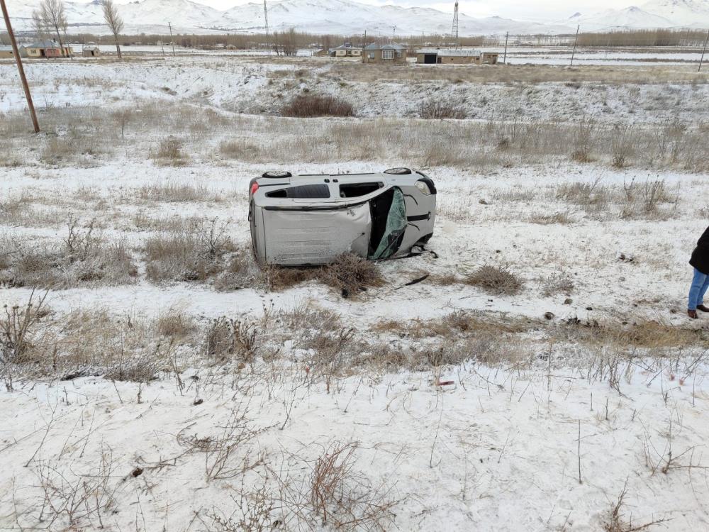 Kamyonet şarampole yuvarlandı; 2 yaralı