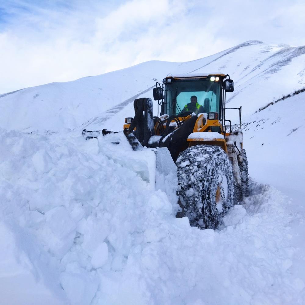 Hakkari’de kardan kapanan yollar açılıyor