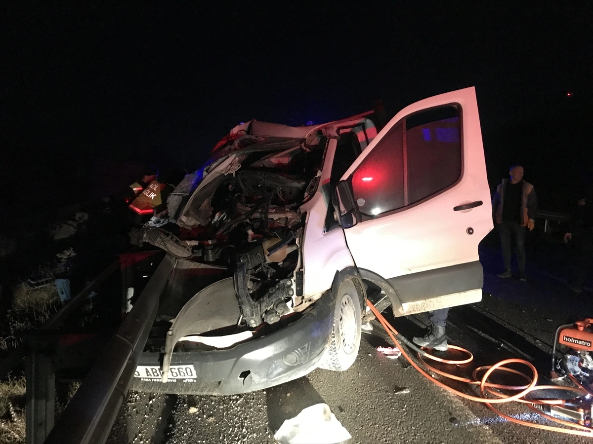 Kamyon-kamyonet çarpıştı, 1 ölü