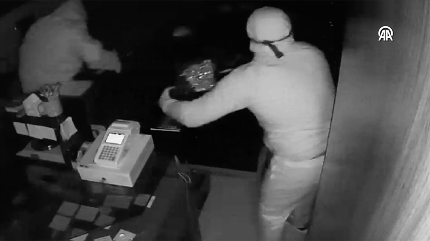 İki dakikada kuyumcuyu soydular