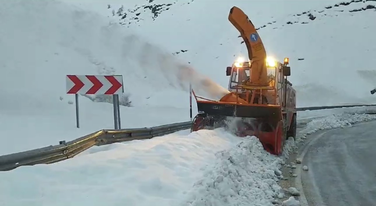 Yüksekova’da kar mesaisi