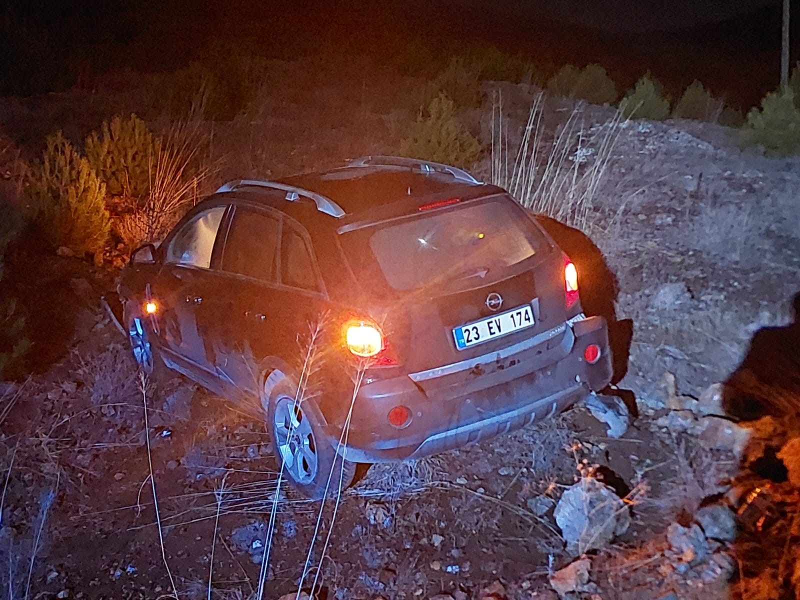 Direksiyon hakimiyetini kaybetti, tarlaya uçtu