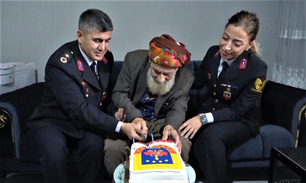 Jandarma’dan, Cumhuriyet ile yaşıt dedeye ziyaret