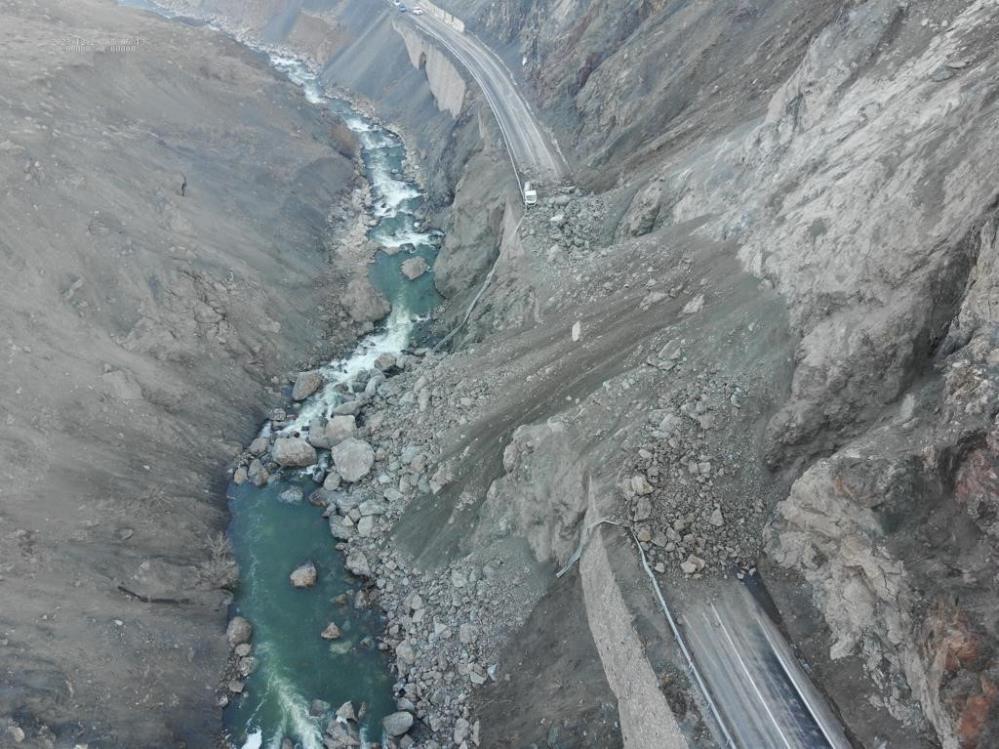 Yüksekova’da heyelan; 3 yaralı