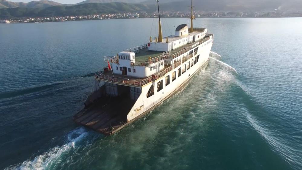 Yarım asırlık feribotun söküm işlemi başladı