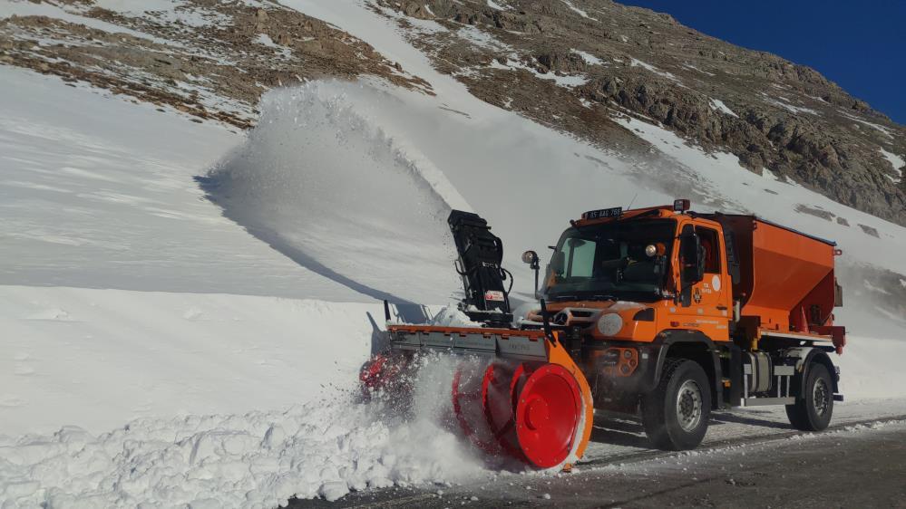 Van-Bahçesaray yolu Pazartesi'ye kadar kapalı