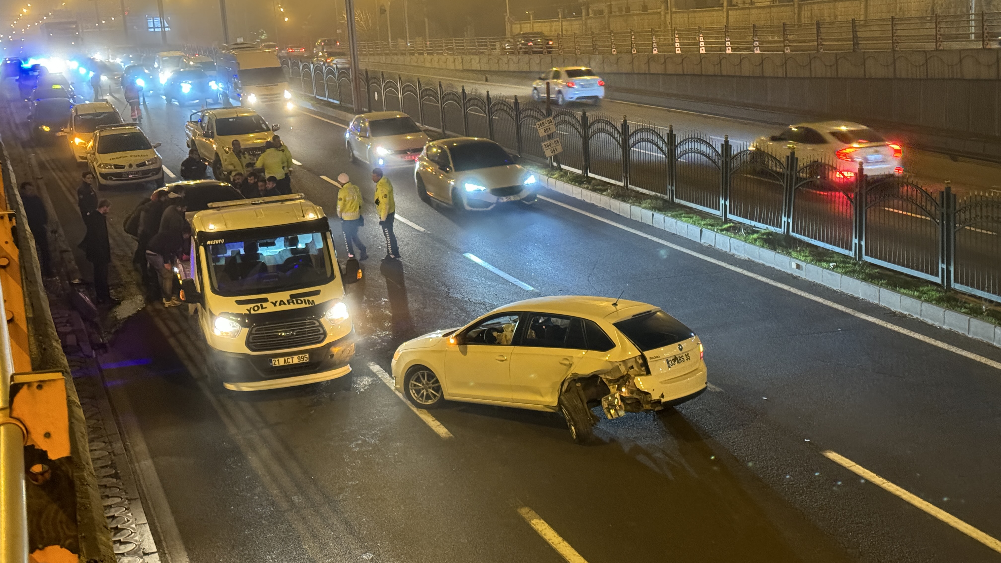Diyarbakır'da iki otomobil çarpıştı
