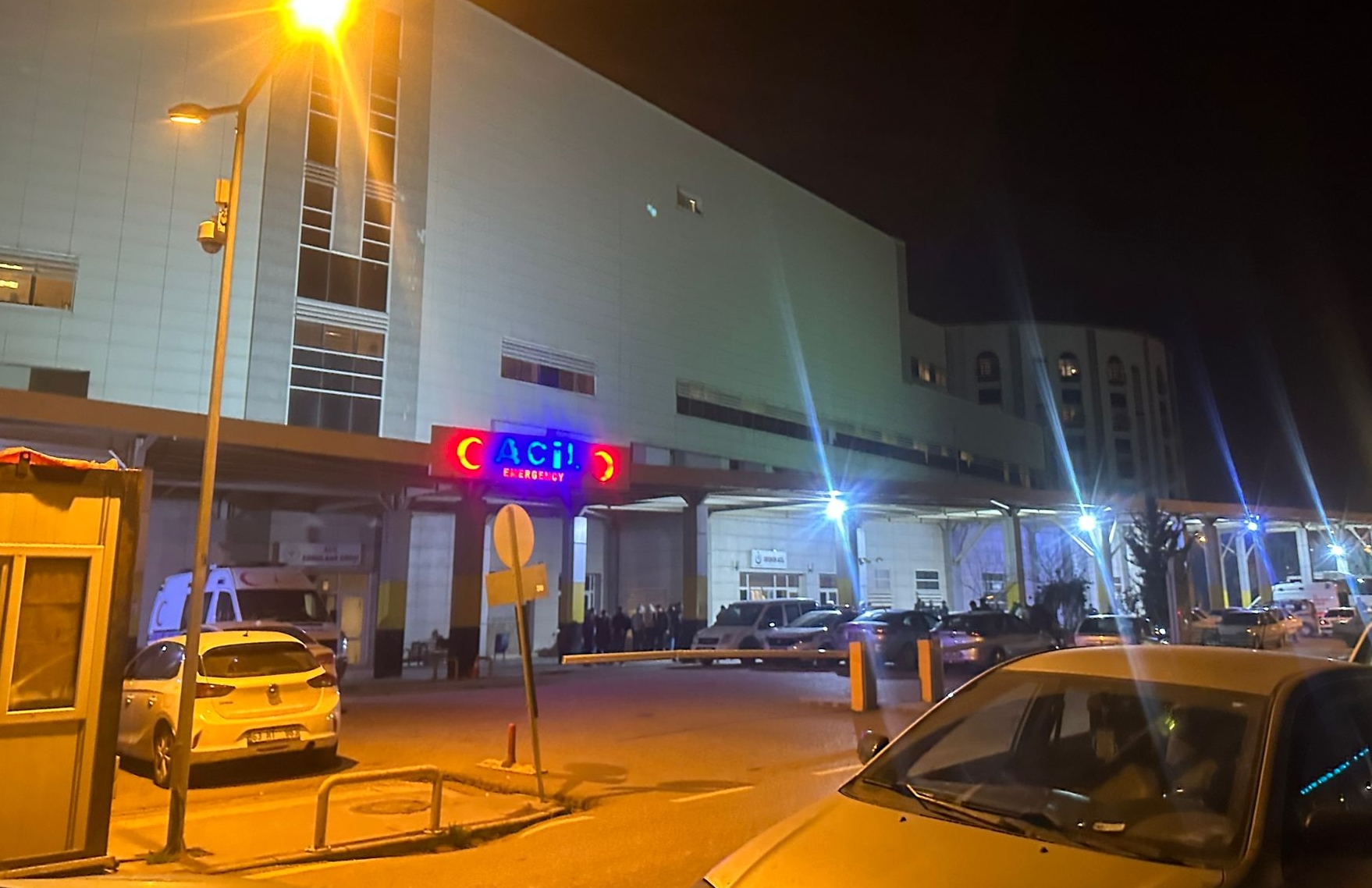 Kafe önünde oturanlara silahlı saldırı düzenlendi