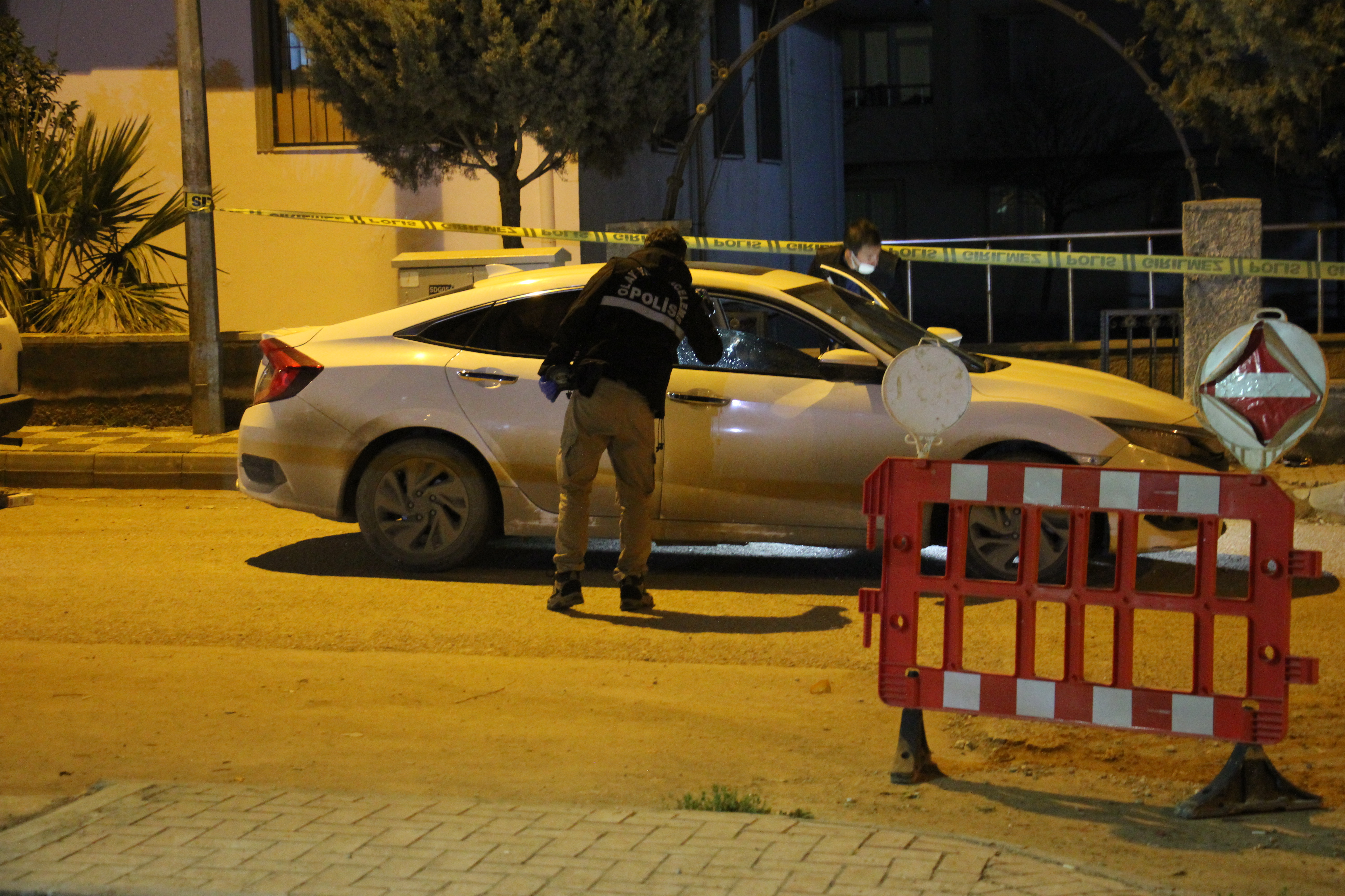 Otomobile silahlı saldırı; 1 ölü, 1 yaralı