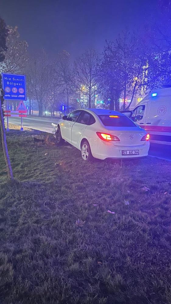 Elazığ’da otomobil direğe çarptı : 1 yaralı