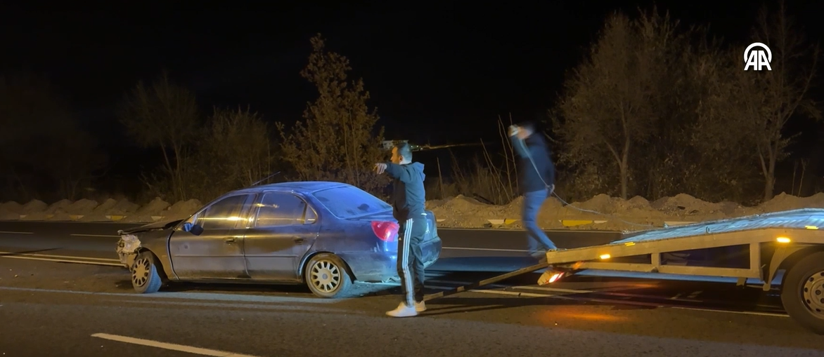 İki otomobil çarpıştı 5 yaralı