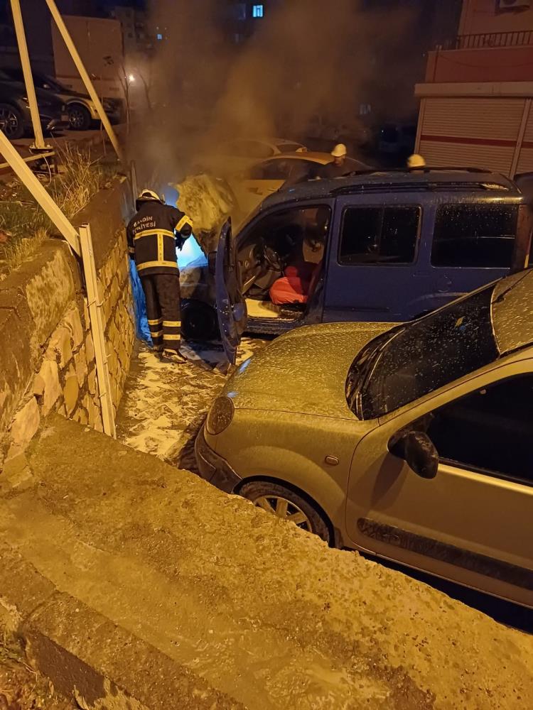 Hafif ticari araç yanarak kullanılamaz hale geldi